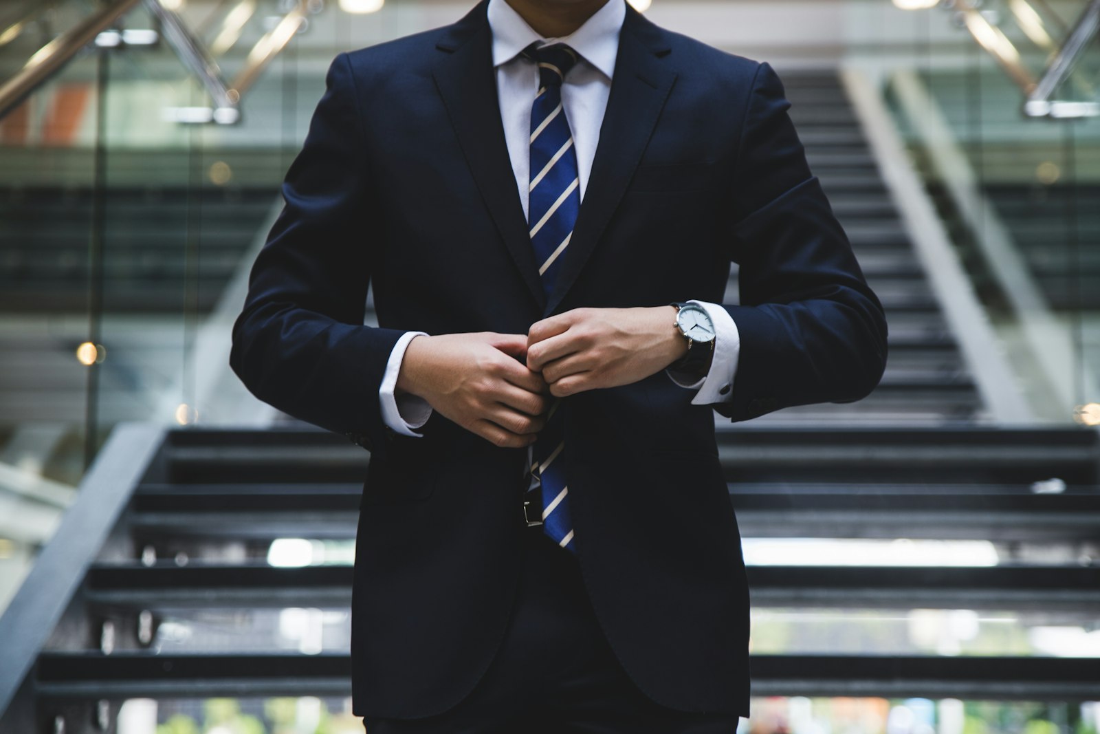 Profissional de terno em ambiente corporativo do mercado financeiro